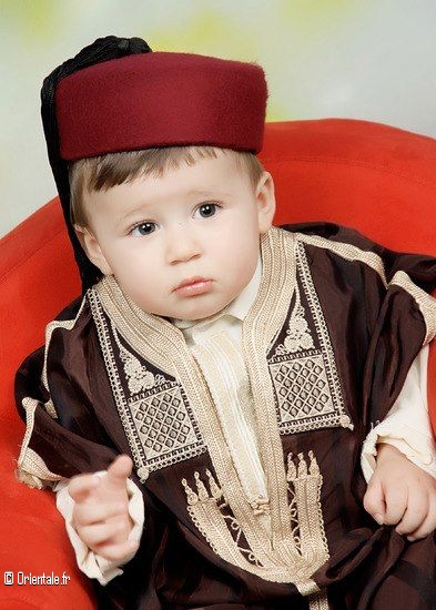 Bébé algérien en tenue traditionnelle