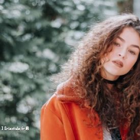 Femme aux cheveux boucles