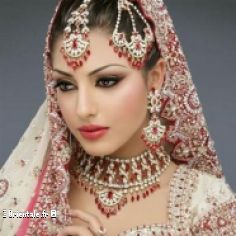 Femme portant des bijoux indiens