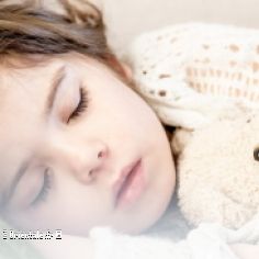 Enfant qui dort avec son doudou