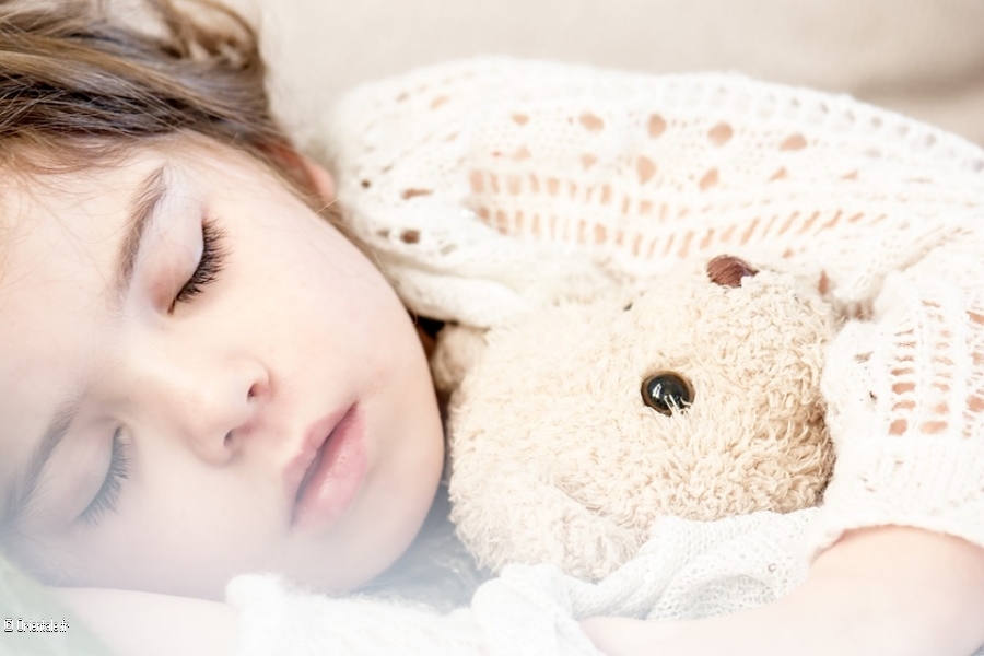 Enfant qui dort avec son doudou