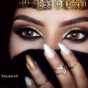 Femme arabe avec un beau maquillage glamour