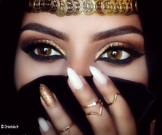 Femme arabe avec un beau maquillage glamour Femme arabe avec un beau maquillage glamour