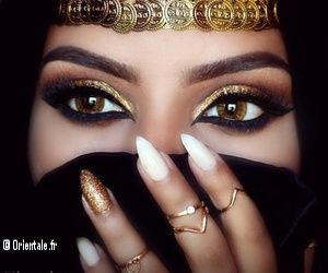 Femme arabe avec un beau maquillage glamour