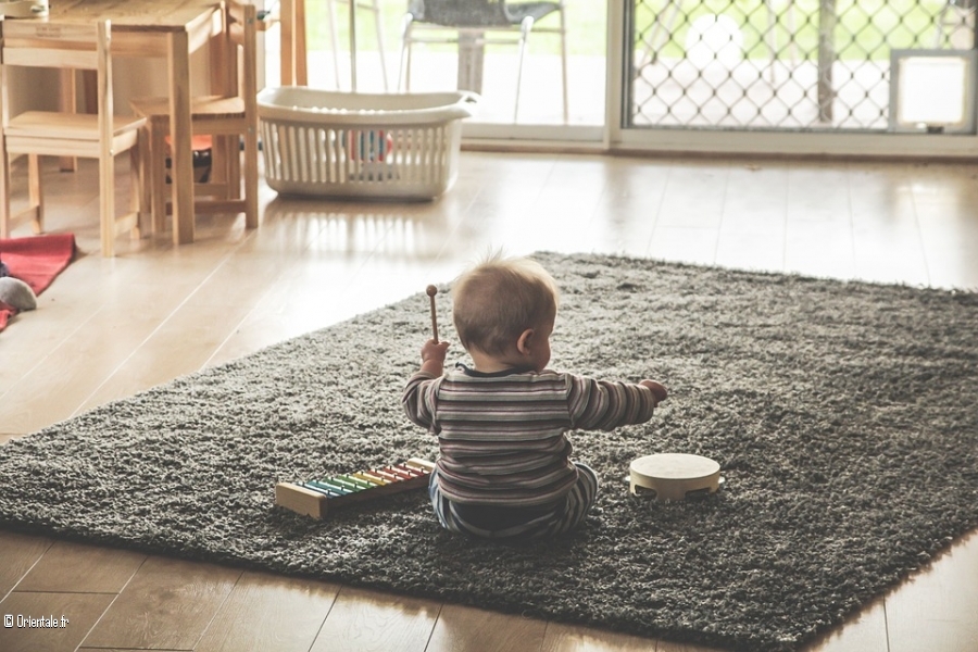 Enfant jouant de la musique