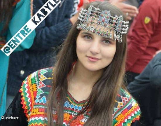 Femme kabyle de Béjaïa en tenue typique Femme kabyle de Béjaïa en tenue typique