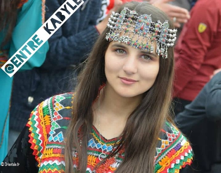 Femme kabyle de Béjaïa en tenue typique