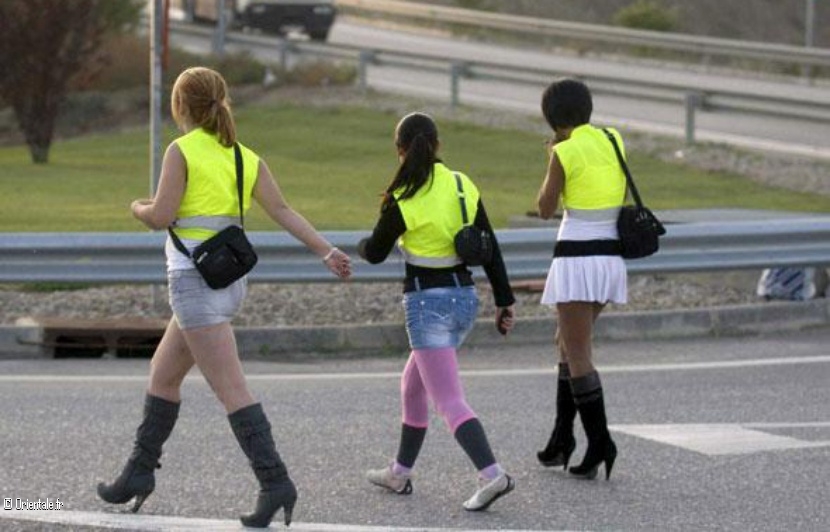 830x532_prostituees catalanes contraintes porter gilet jaune exercer bord autoroute