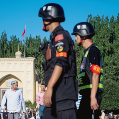 patrouille-police-devant-mosquee-Kashgar-province-Xinjiang