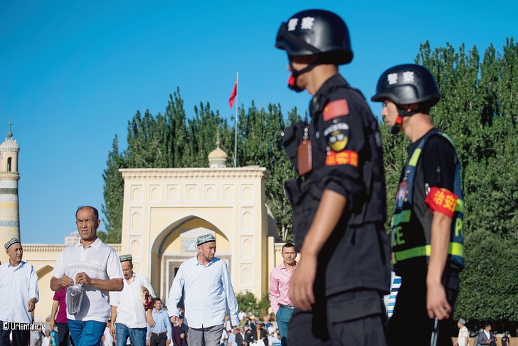 Patrouille de police devant la mosquée Kashgar (province Xinjiang)