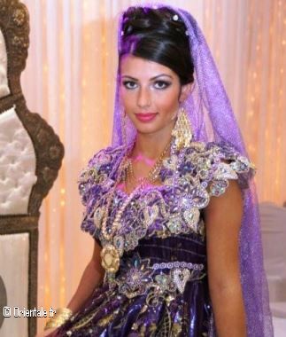 Femme en robe oranaise violette