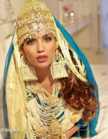 Femme portant une chedda de Tlemcen