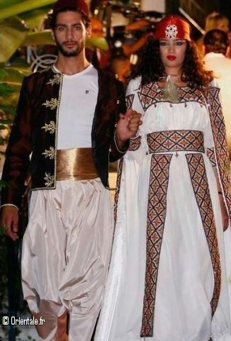 Mariés kabyles en tenue traditionnelle