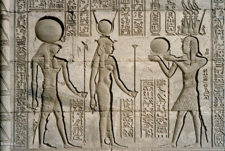 Denderah relief - Les anciens Egyptiens étaient en chair Denderah relief - Les anciens Egyptiens étaient en chair