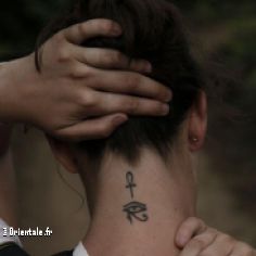 Tatouage gyptien en forme d'oeil d'Horus, dieu de la connaissance et du savoir
