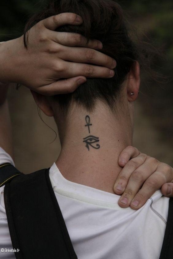 Tatouage égyptien en forme d'oeil d'Horus, dieu de la connaissance et du savoir Tatouage égyptien en forme d'oeil d'Horus, dieu de la connaissance et du savoir