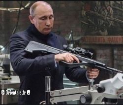Poutine tenant un flingue