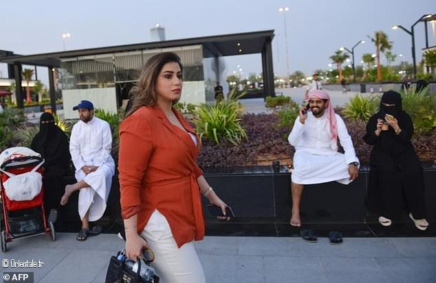 Femme saoudienne ne portant pas l'abaya