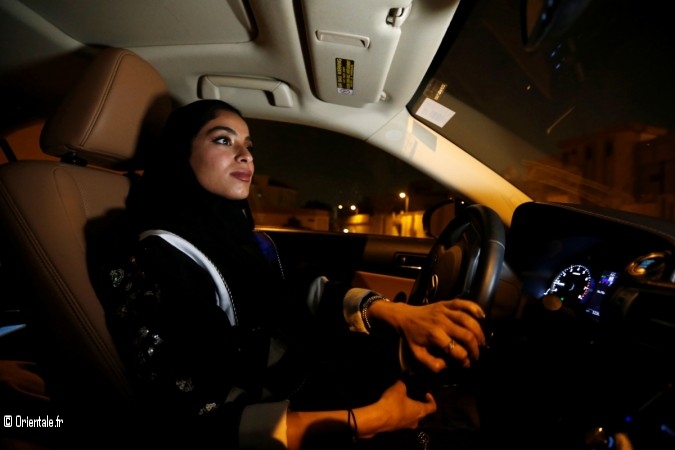 Femme arabe conduisant