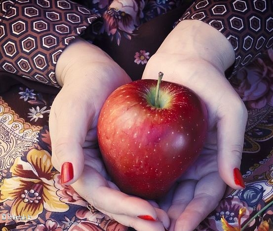 Pommes dans les mains d'une femme