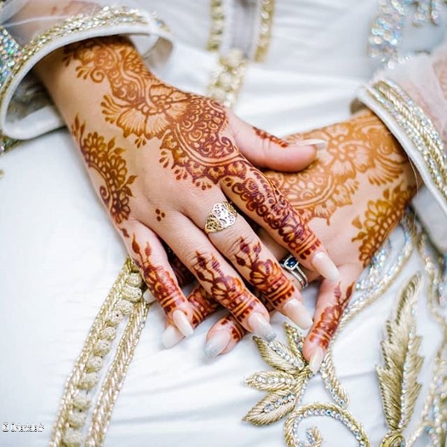 Les mains de la mariée tatouées au henné!