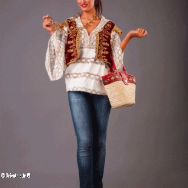 Tunisienne portant une tenue modern Tunisienne portant une tenue modern