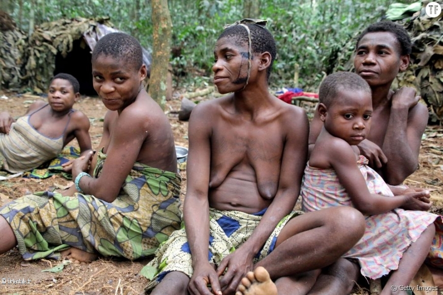 Tribu africaine dans une forêt