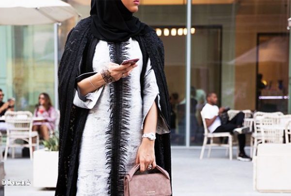 Femme marocaine attendant son rendez-vous