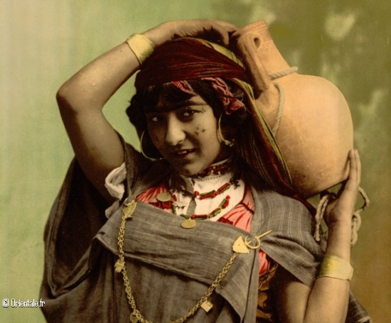 Femme bédouine du désert tunisien Femme bédouine du désert tunisien
