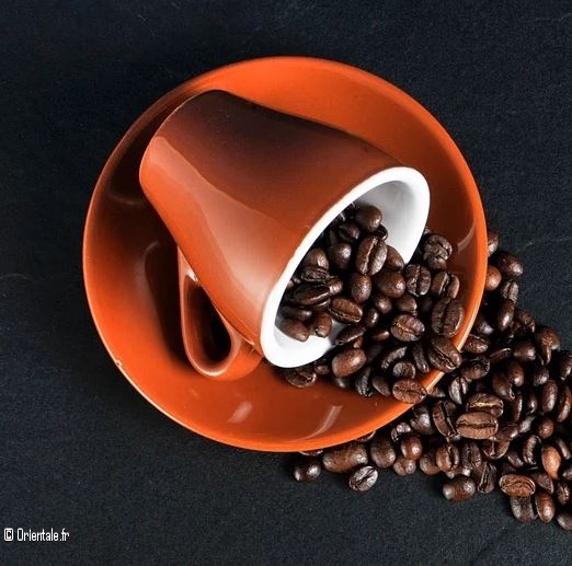 Grains de café et tasse de café