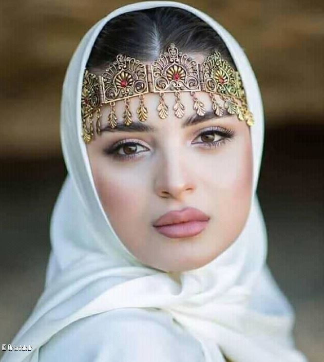 Femme algérienne en tenue traditionnelle