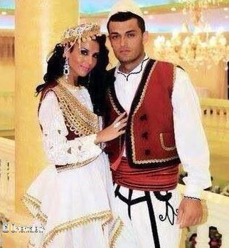 Couple albanais en tenue traditionnelle