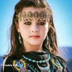 Petite Chaouia en tenue traditionnelle