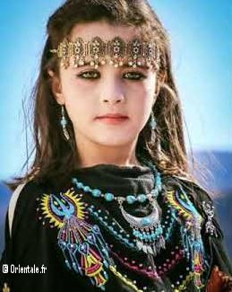 Petite Chaouia en tenue traditionnelle