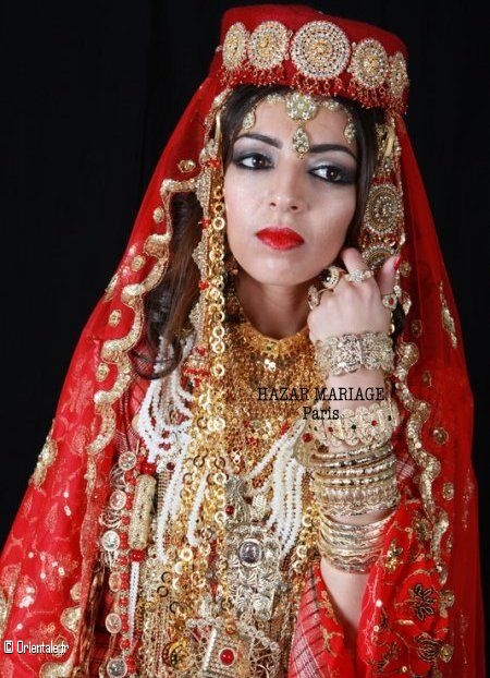 Tunisienne portant une tenue rouge Tunisienne portant une tenue rouge