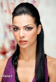 Nadine Nassib Njeim en violet