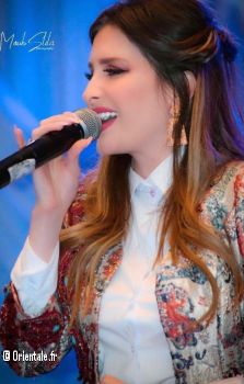 Kenza chante