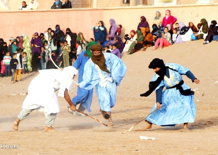 Taketchit une equipe joue au jeu touareg Taketchit une equipe joue au jeu touareg