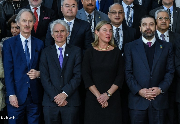 Diplomates européens se tenant a cote de Hariri