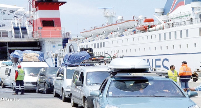 Voitures allant au port