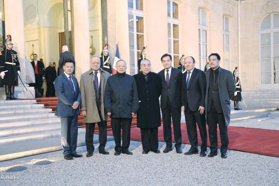 Chinois devant l'Elysee