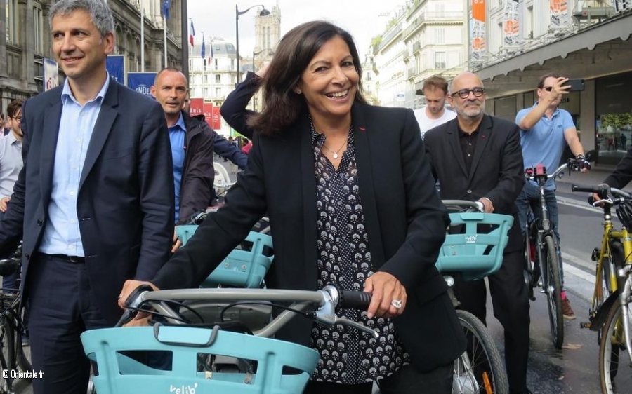 Statue inaugure a Paris, Anne Hidalgo contente