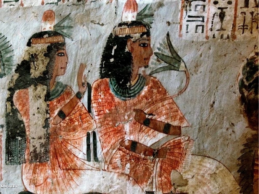 Bas relief egyptien, un homme et une femme portent des cnes funraires