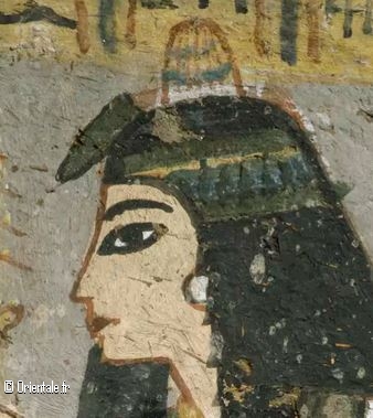 Egyptienne avec un cône sur la tête - bas relief mortuaire