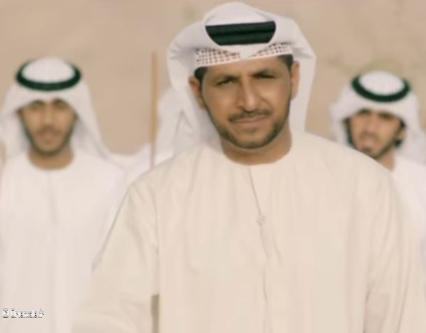 Les hommes saoudiens ont une danse consistant à bouger la tête en portant un sabre