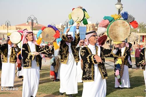 Orchestre traditionnel saoudien - des jeunes jouent des instruments traditionnels