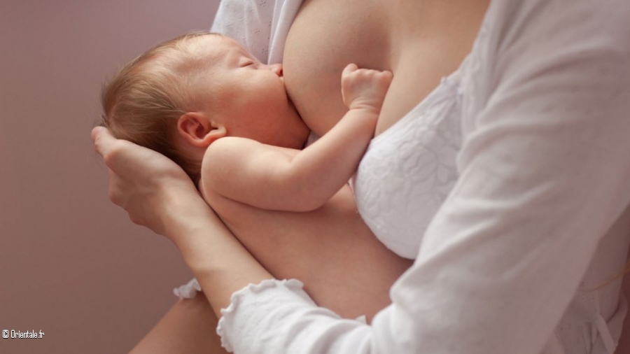 Femme donnant sein bébé, allaitement