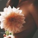 Emily Ratajkowski tient une fleur sur sa poitrine!