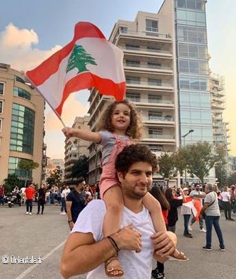 Alexandra Najjar sur les épaules de son père Alexandra Najjar sur les épaules de son père