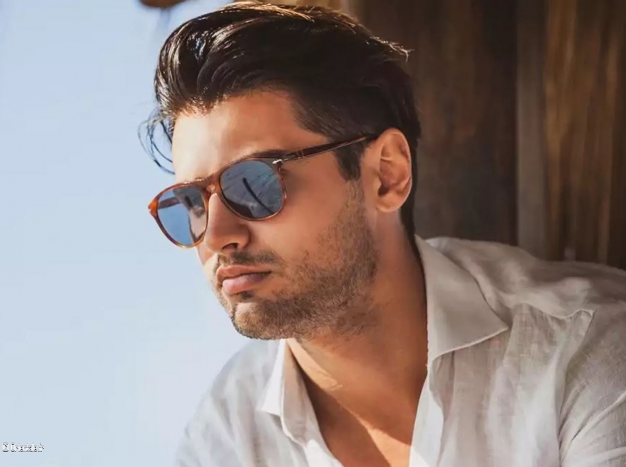 Homme avec des lunettes de soleil Homme avec des lunettes de soleil